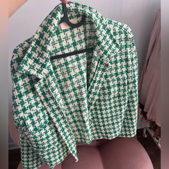 Cute vest looks cropped but its not with pockets - Picture 2 of 3